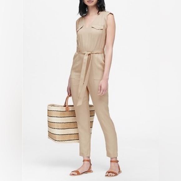 Banana Republic Pants - NWT Banana Republic Tencel Jumpsuit khaki sleeveless cargo women’s size Large